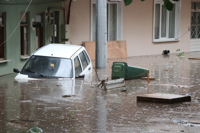 Bursa'da sağanak su baskınlarına neden oldu